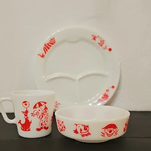 3 Piece Circus Themed Pyrex Set - Picture 1 of 12